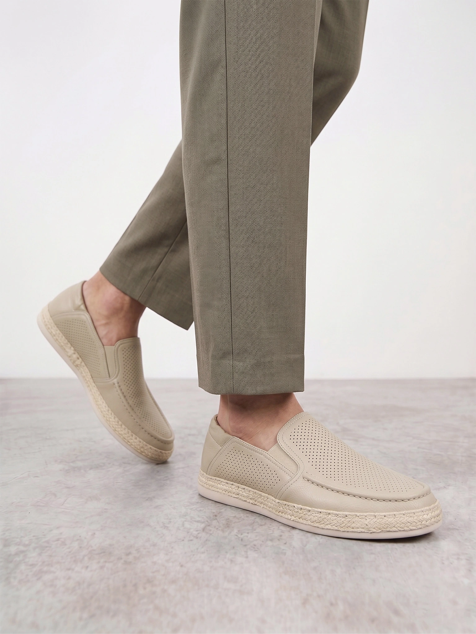 Мокасины светло-серого цвета с перфорацией на низкой подошве